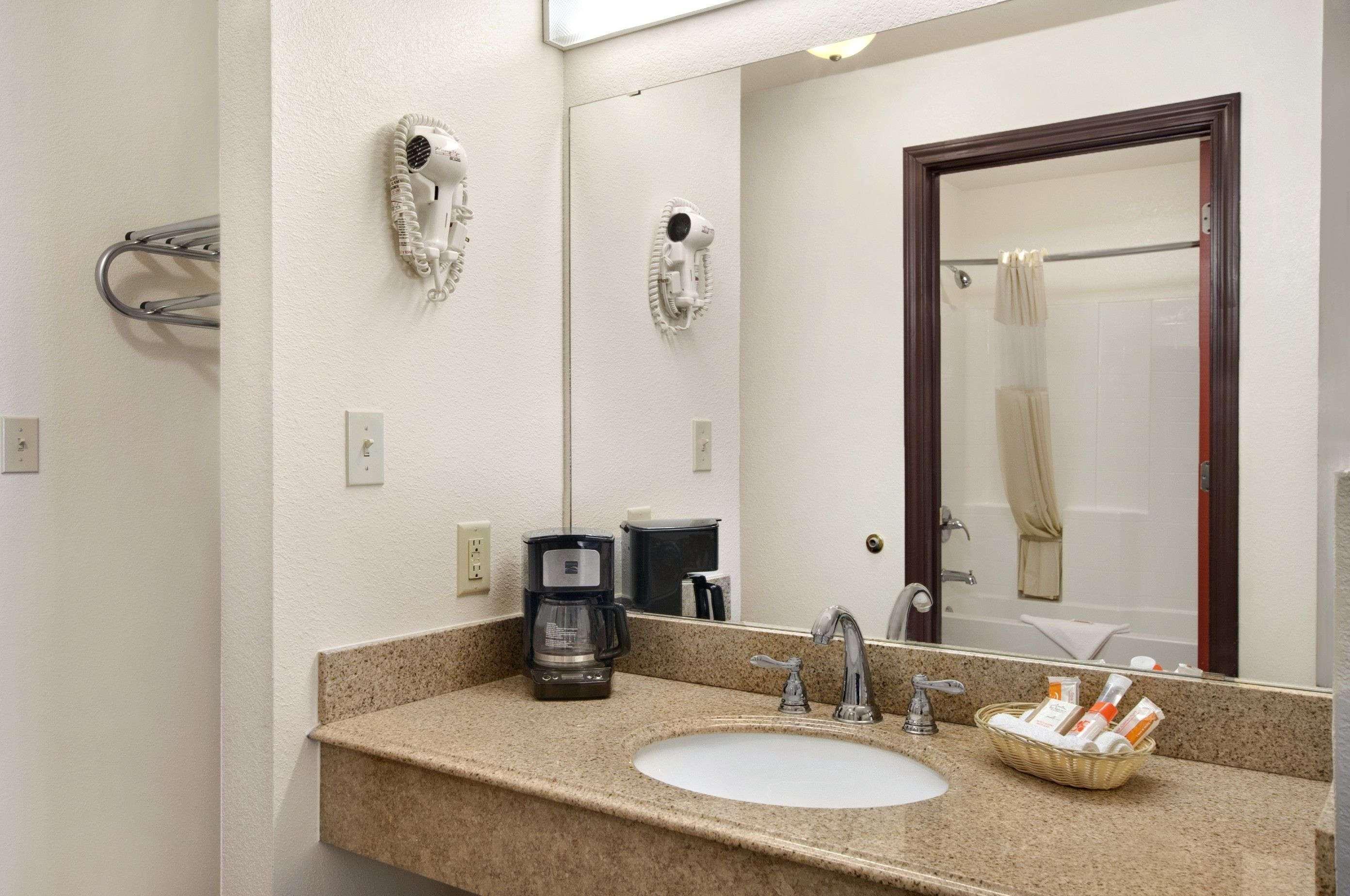 Howard Johnson By Wyndham Lubbock Tx Exterior photo