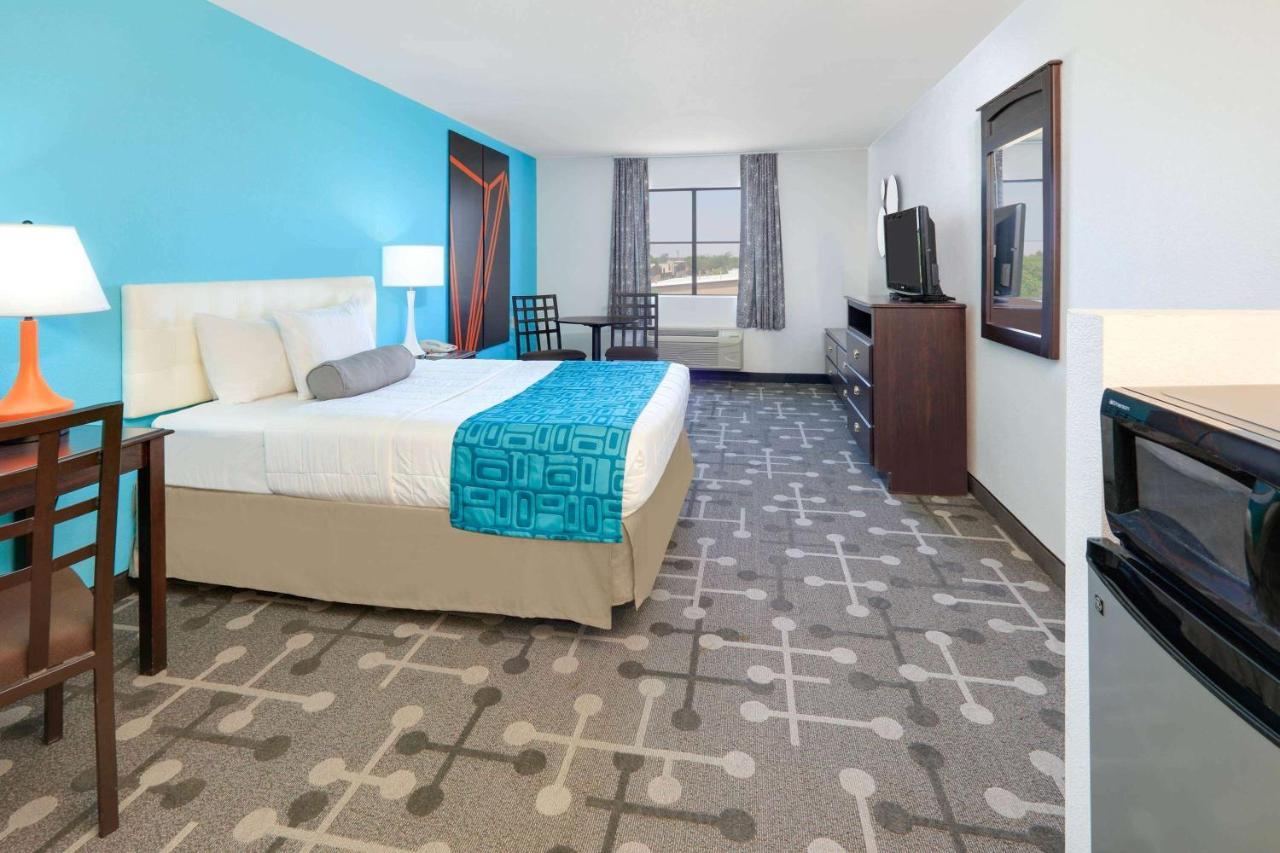 Howard Johnson By Wyndham Lubbock Tx Exterior photo