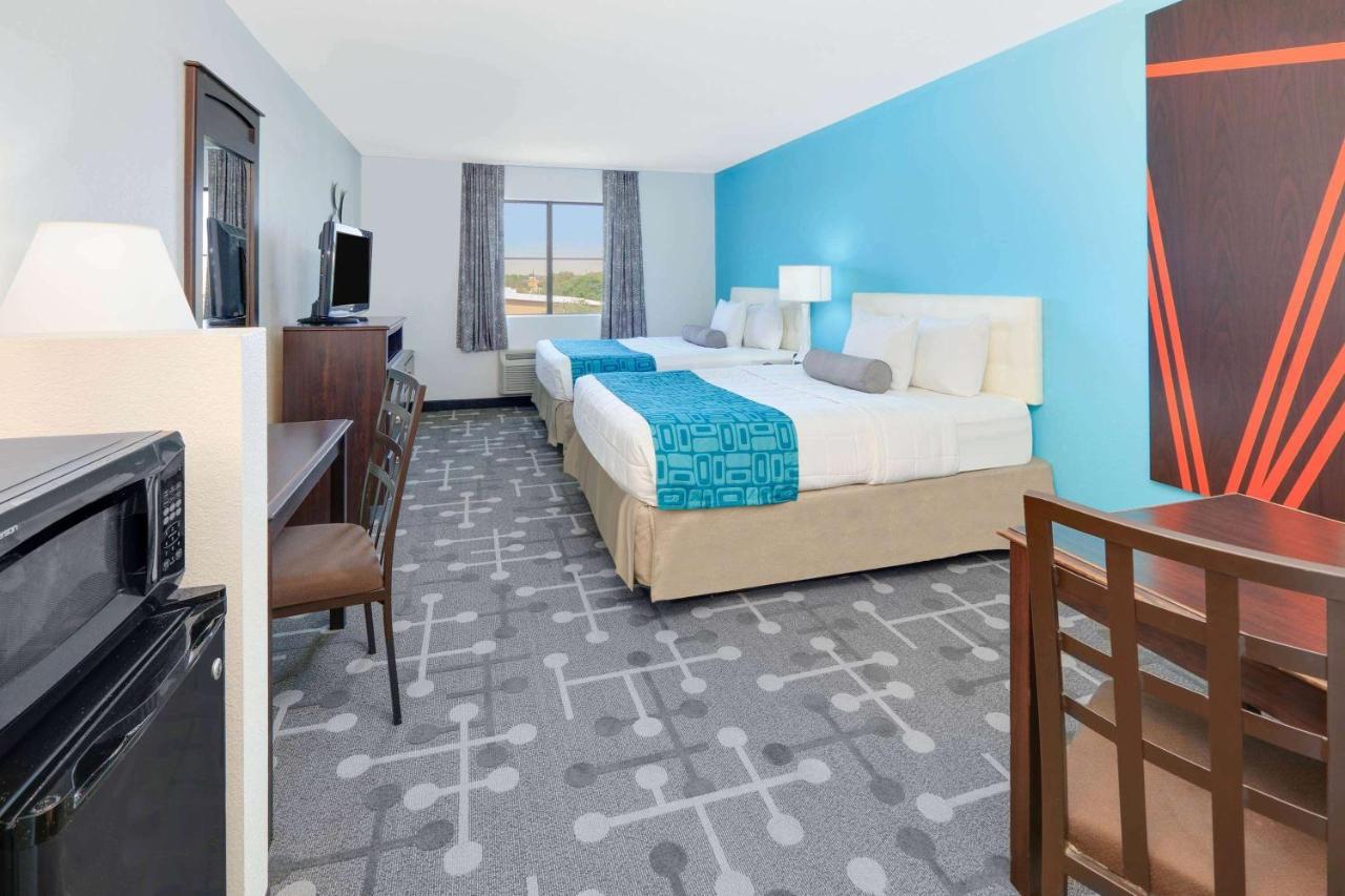 Howard Johnson By Wyndham Lubbock Tx Exterior photo