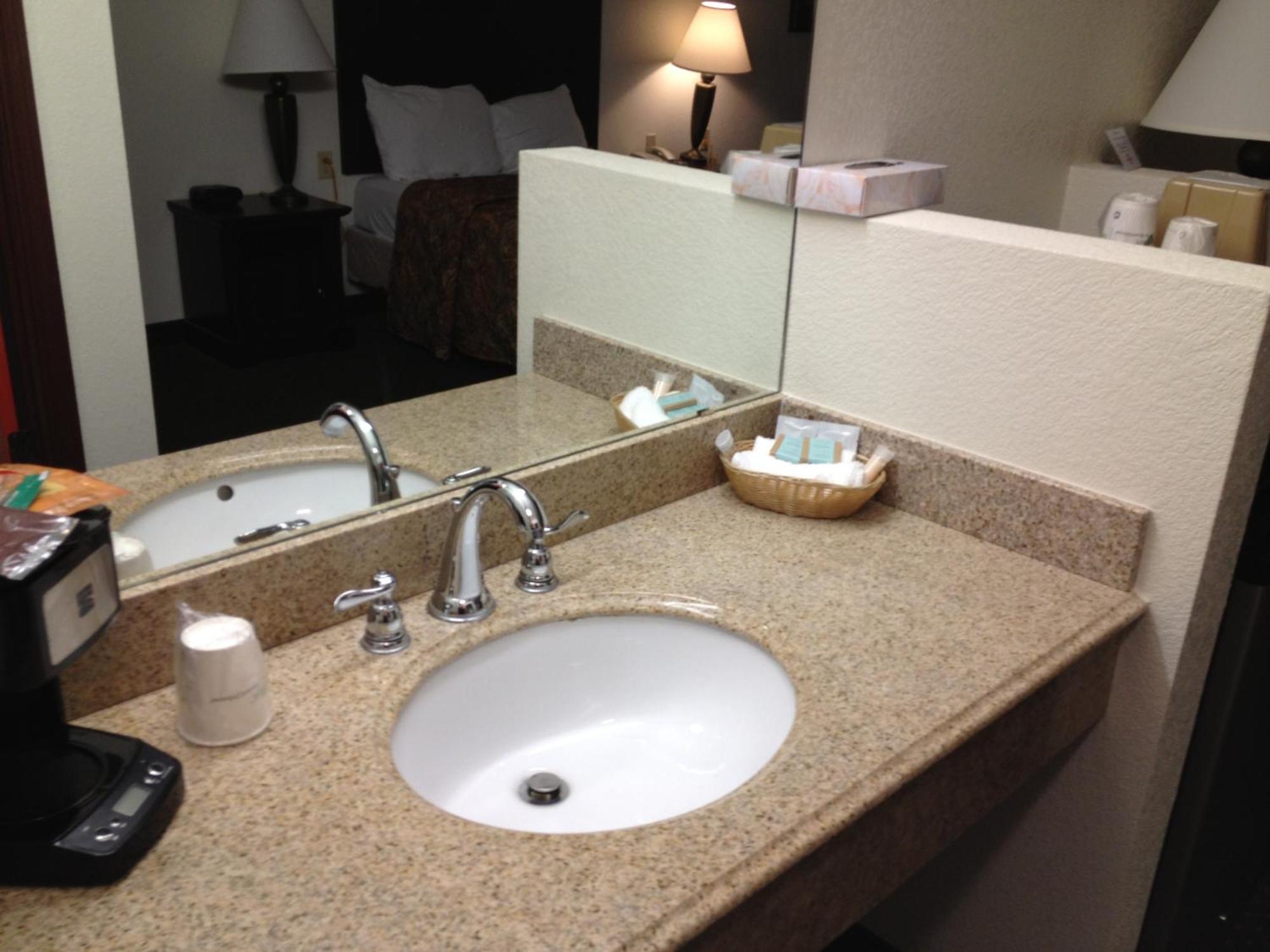 Howard Johnson By Wyndham Lubbock Tx Exterior photo